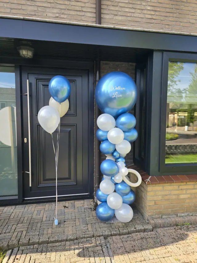 Blauw-witte ballonnenpilaar met de tekst Welkom Liam