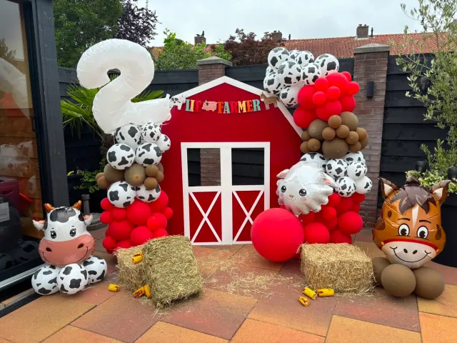 Boerderijdecoratie met ballonnen, schuur, dieren en hooibalen