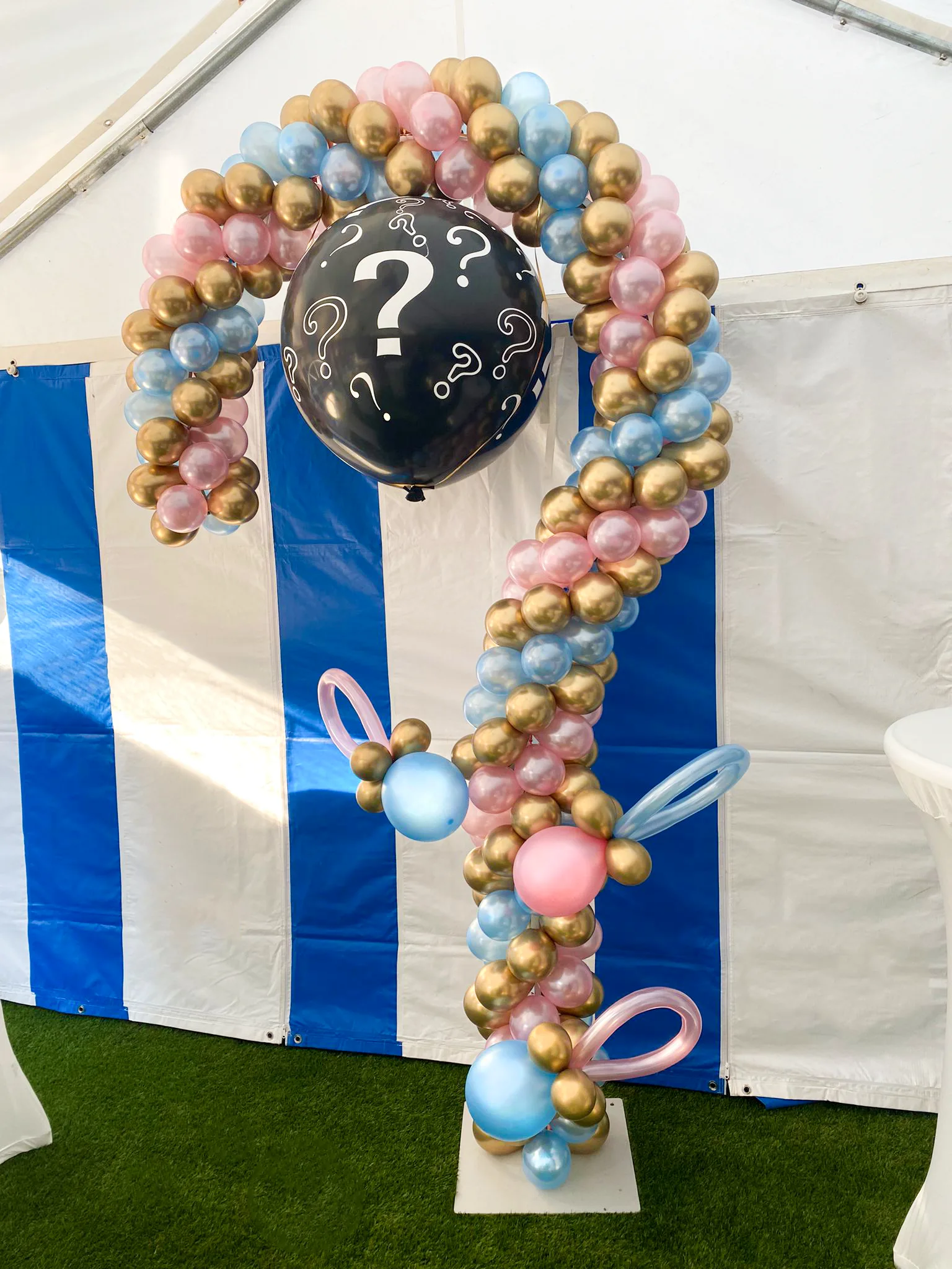 Groot vraagteken van ballonnen voor een gender reveal