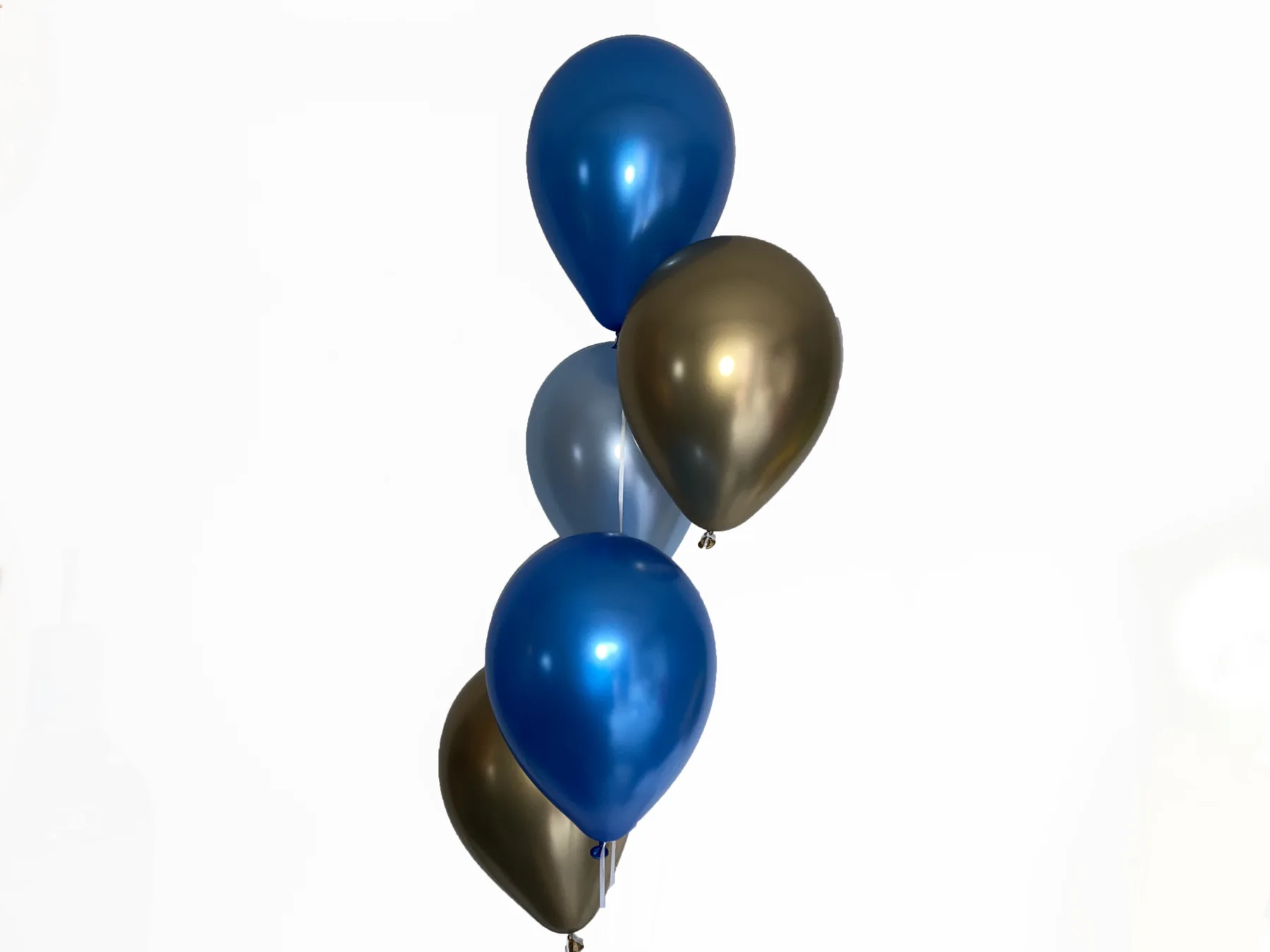 Tros met blauwe en gouden heliumballonnen en een gewicht