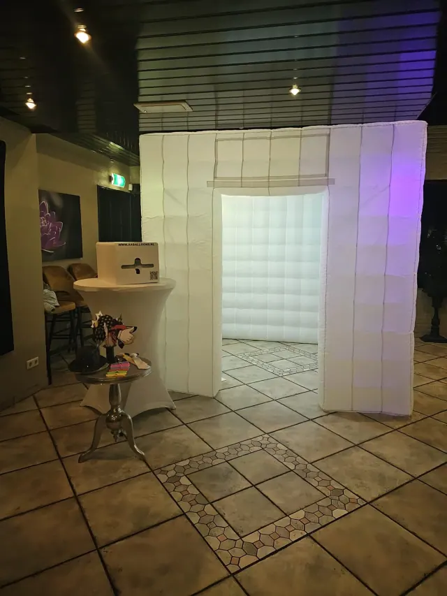 Complete witte photoboothtent met booth en propstafel