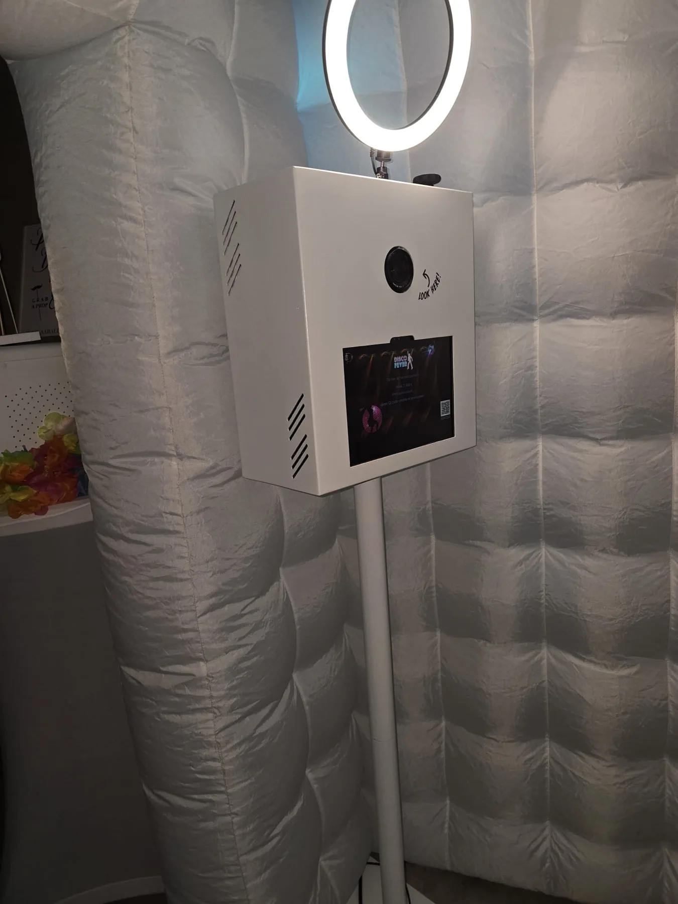 Close-up van de photobooth met camera, touchscreen en verlichte ring