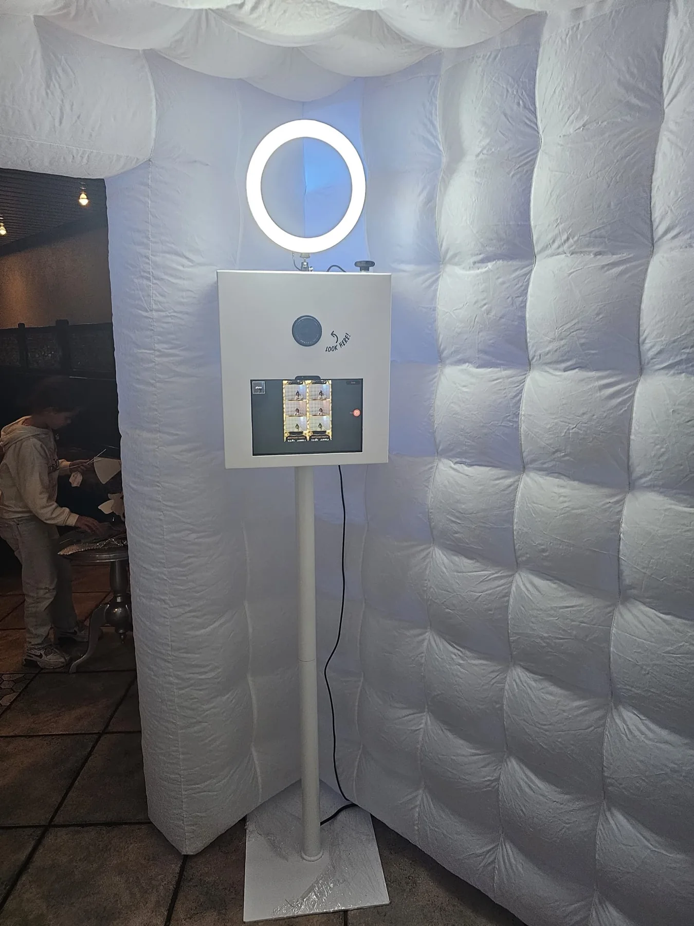 Photobooth met ringlamp en touchscreen binnen in de witte tent