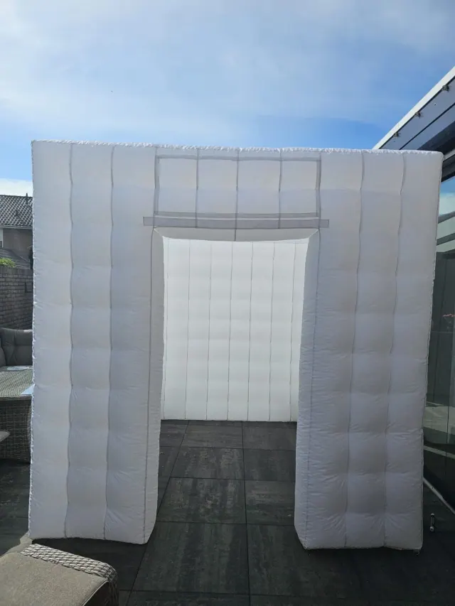 Buitenzijde van de witte opblaasbare photoboothtent